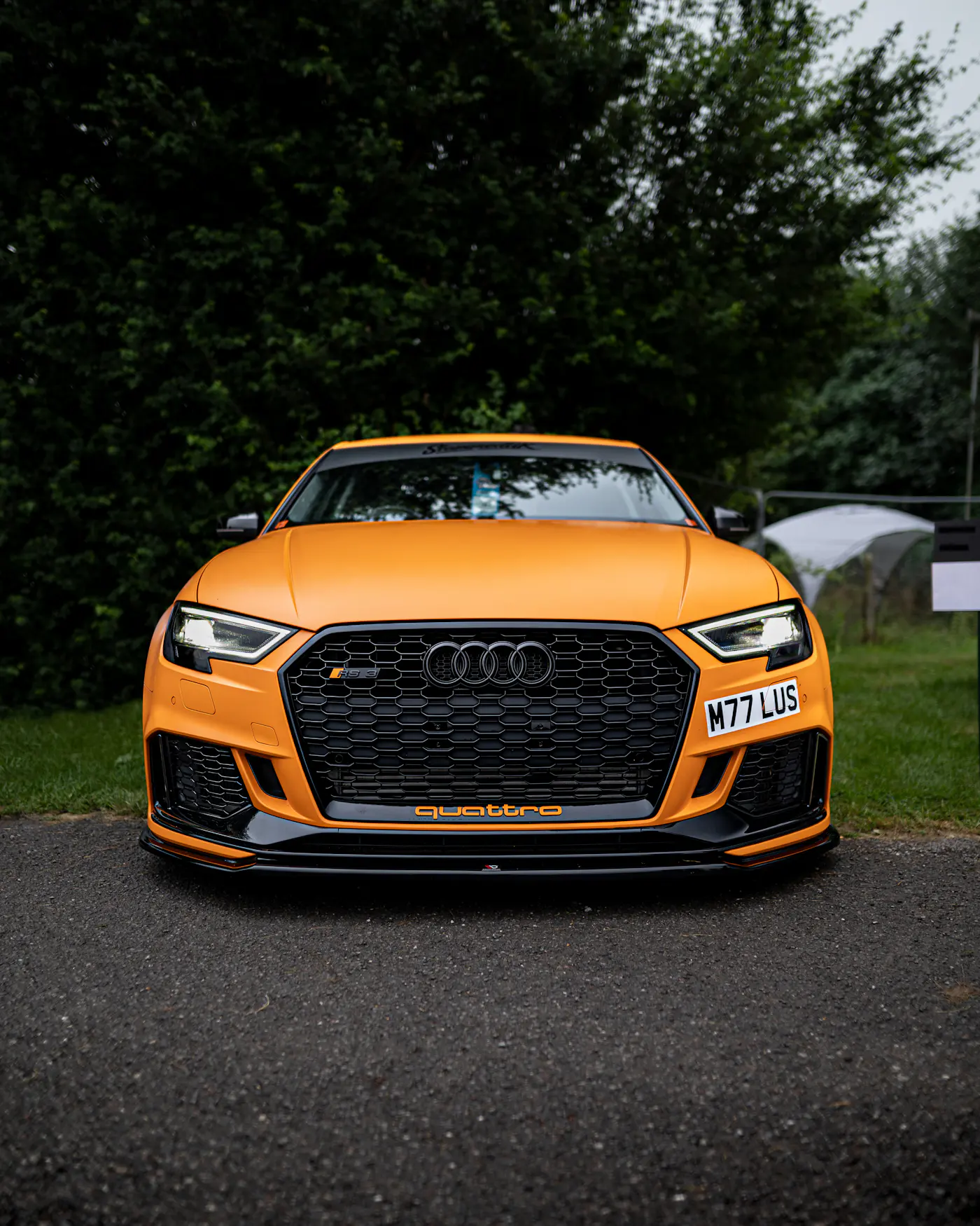 Ön plakası görünen turuncu Audi