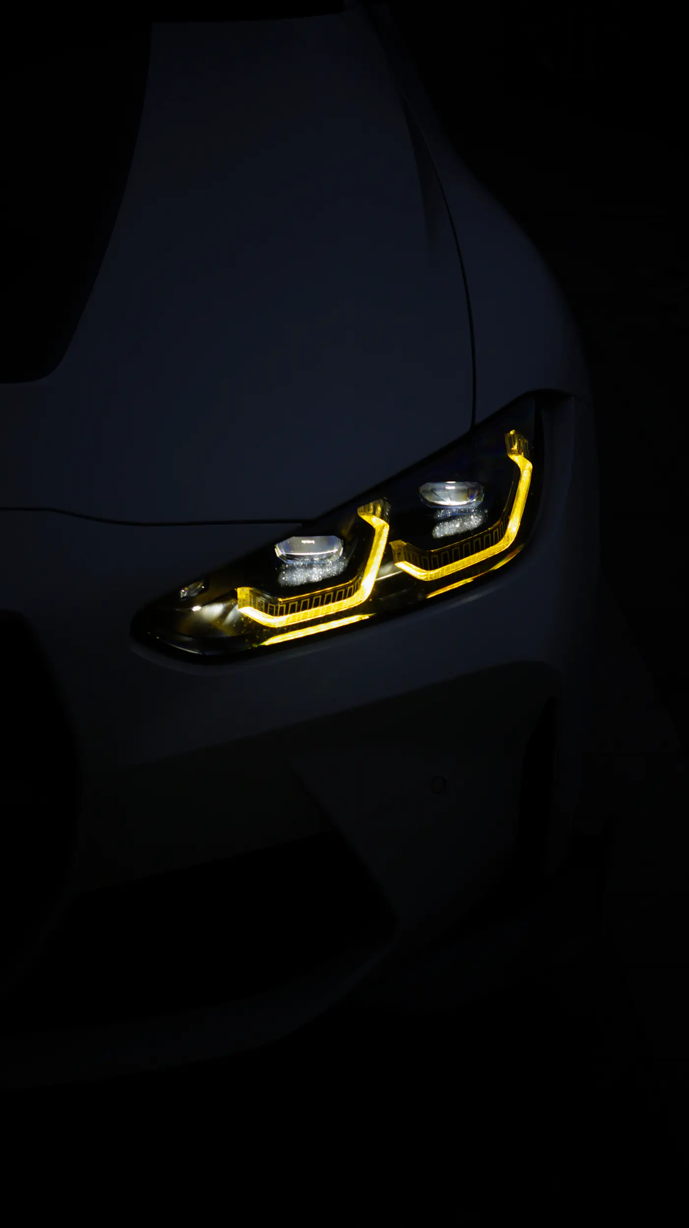 Karanlıkta sarı LED gündüz farı