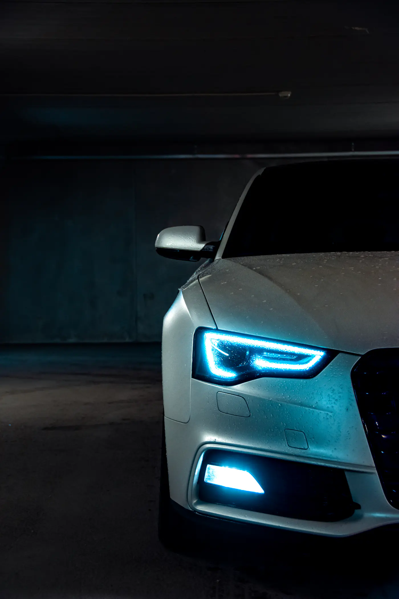 Beyaz otomobilde LED gündüz farı