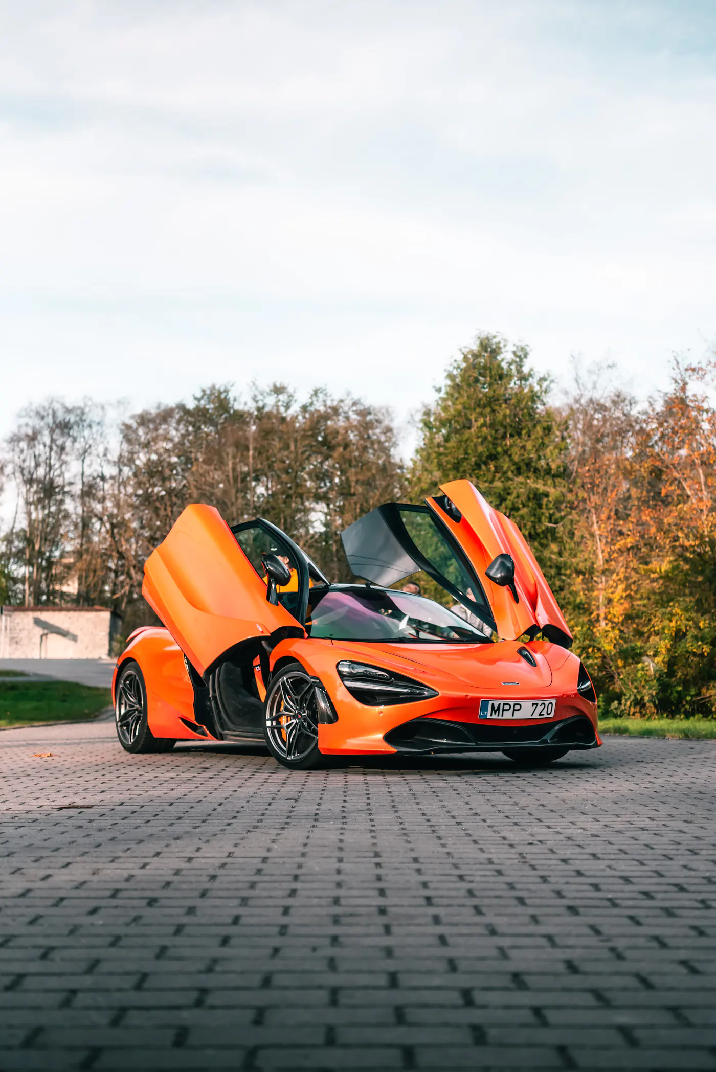 Kapıları açık turuncu McLaren